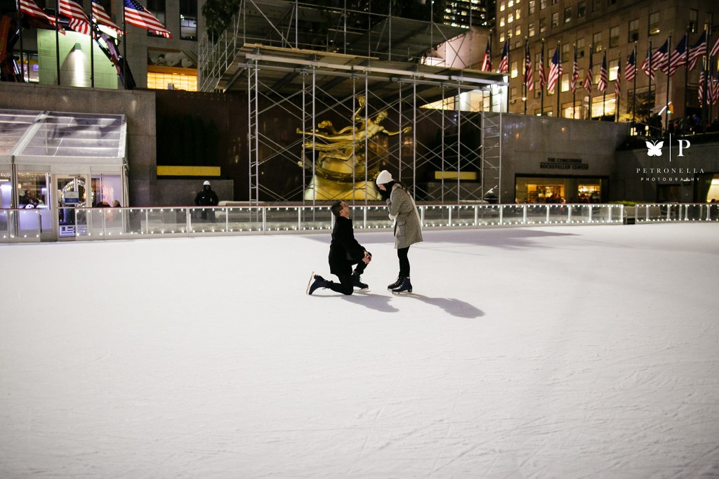 New York Rockefeller_Skating_Marriage_Proposal_Guillermo_Paola_Petronella_Photography (3)
